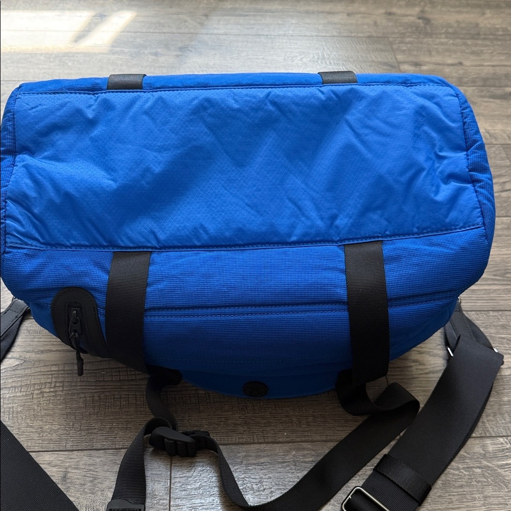 Lululemon Duffle bag - Picture 6 of 11